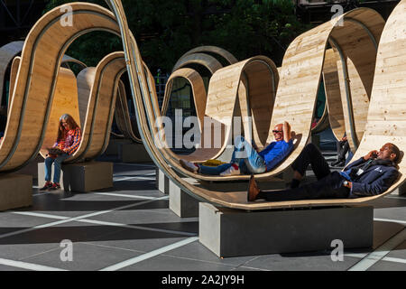 Ai visitatori di rilassarsi sulla si prega di essere insediato l'installazione da Paul Cocksedge presso il London Design Festival 2019 a Finsbury Avenue Square, Broadgate, Londra. Foto Stock