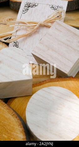 Messaggio di saluto in legno carta e un dono di chiusura di scatole di differenti forme sul moncone di legno Foto Stock