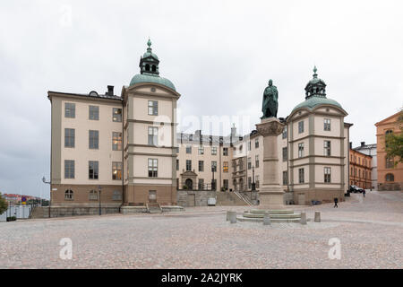 Stoccolma, Svezia: il palazzo di Wrangel, Svea hovrätt (Svea Corte di Appello) edificio sulla, Riddarholmen Gamla Stan. Statua di Birger Jarl sorge nella parte anteriore. Foto Stock