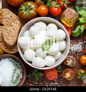La cucina italiana ingridients : mozzarella, pomodoro, basilico, olio di oliva ed altri Foto Stock