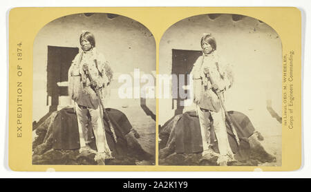 Shee-zah-nan-tan, Jicarilla Apache Brave in Costume caratteristico, New Mexico settentrionale, 1874, Timoteo O'Sullivan (American, nato in Irlanda, 1840-1882), commissionato da George Wheeler per il reparto di guerra, il Corpo degli Ingegneri, U.S. Esercito degli Stati Uniti, albume stampa, stereo, No. 42 dalla serie 'esplorazioni geografiche e indagini a ovest del meridiano del centenario Foto Stock