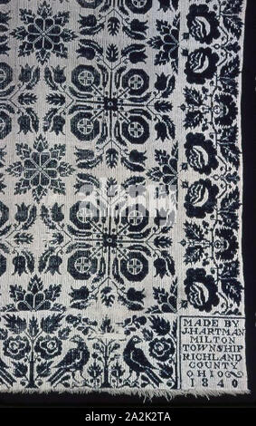 Coverlet, 1840 John Hartman (American, nato Tedesco, 1807-1881), Stati Uniti, Ohio, Richland County, Milton Township, Ohio, cotone e lana, ad armatura a tela piana con intrecci di legame secondario gli orditi e le trame di modellazione (Beiderwand) tessuto su telaio con attacco Jacquard, due altezze di telaio uniti, frange, 230,4 x 161.3 cm (90 5/8 x 63 1/2 in Foto Stock