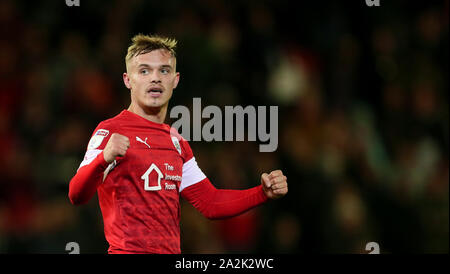 Barnsley's Luca Thomas celebra dopo il fischio finale Foto Stock