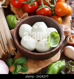 La cucina italiana ingredienti : mozzarella, pomodoro, basilico, olio di oliva ed altri Foto Stock