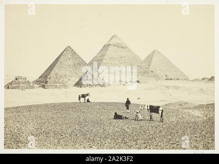 Le piramidi di El Geezeh, dal sud-ovest, 1857, Francis Frith, inglese, 1822-1898, Inghilterra, albume stampa, 15,7 × 22,8 cm (l'immagine/carta), 31,8 × 43,4 cm (mount Foto Stock