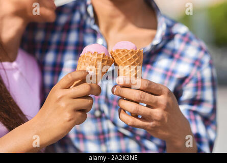 Coppia giovane mangiare coni gelato insieme Foto Stock