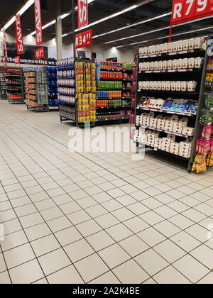 Prodotto diverso navate in un Pick n Pay supermercato, Sud Africa Foto Stock