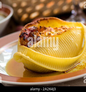 Conchiglioni di pasta ripiena di ricotta e gamberi cotti in forno Foto Stock