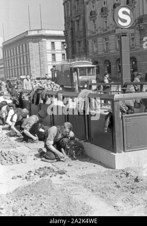 Bauarbeiter beim letzten Teilstück der Nord-Süd-S-Bahn a Berlino bei Arbeiten an der Haltestelle Potsdamer Platz, Deutschland 1930er Jahre. Lavoratori edili nell ultima parte del Nord a Sud il collegamento del tram di Berlino, Germania 1930s. Foto Stock