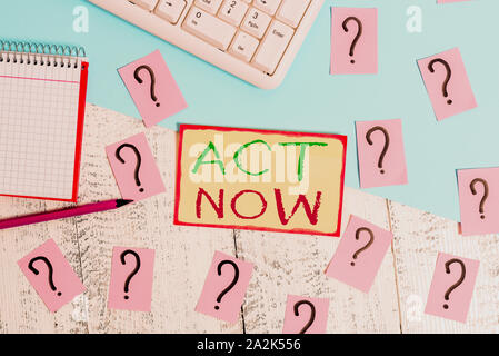 Segno di testo mostra agire ora. Business photo testo avente una risposta veloce per chiedere a qualcuno di fare azione di ritardo Dont strumenti di scrittura, computer stuff e libro di matematica Foto Stock