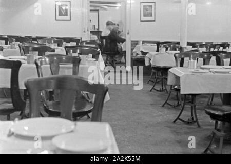 In der Kantine des Fabrikschiffes 'Jan Wellem' der deutschen Walfangflotte, 1930er Jahre. Presso la mensa della nave officina, 'Jan Wellem' del tedesco flotta baleniera, 1930s. Foto Stock