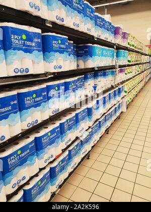 Carta igienica corsia in un Pick n Pay supermercato, Sud Africa Foto Stock