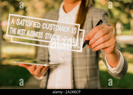 Segno di testo che mostra un cliente soddisfatto è l'essere. Business photo per la presentazione di un cliente soddisfatto è la migliore strategia di business di tutti all'aperto backgrou Foto Stock