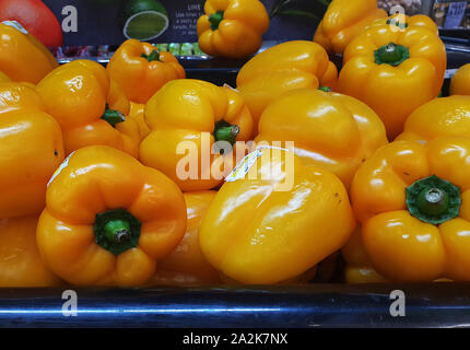 La frutta e la verdura in corsia di un Pick n Pay supermercato, Sud Africa Foto Stock