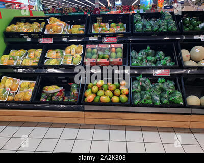 La frutta e la verdura in corsia di un Pick n Pay supermercato, Sud Africa Foto Stock