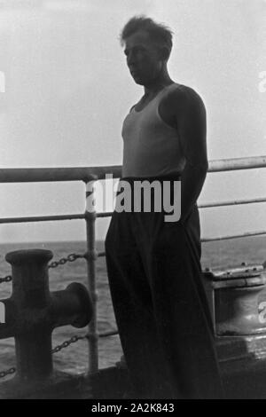 Ein Besatznngsmitglied des Fabrikschiffs 'Jan Wellem' bei einer pausa auf Deck, 1930er Jahre. Un membro dell'equipaggio della nave officina, 'Jan Wellem' avente una pausa sul ponte, 1930s. Foto Stock