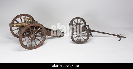 Modello di cannone di artiglieria con il campo Carrello, seconda metà del XVII secolo, Francese, Francia, bronzo, legno e ferro, Lunghezza complessiva: 46,4 cm (18 1/4 in Foto Stock