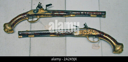 Coppia di custodia Flintlock Pistols, c. 1720, austriaca, Austria, Noce, acciaio, oro e ferro da stiro, L. 52 cm (20 1/2 in Foto Stock