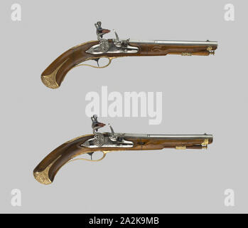 Coppia di Flintlock Pistols, inizio del XVIII secolo, barili firmato Lazzarino Cominazzo, Italiano, Brescia, atto. 1685-1729, serrature firmata Giovanni Botti, Italiano, Brescia, atto. 1685-1729, Brescia, noce e ottone dorato, L. 35,6 cm (14 Foto Stock