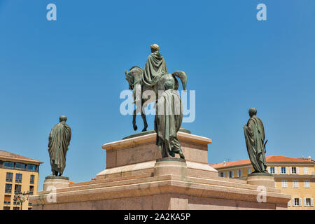 Statua equestre di Napoleone, circondato dai suoi quattro fratelli in abito romano. Il generale de Gaulle square, Ajaccio, Corsica, Francia. Foto Stock