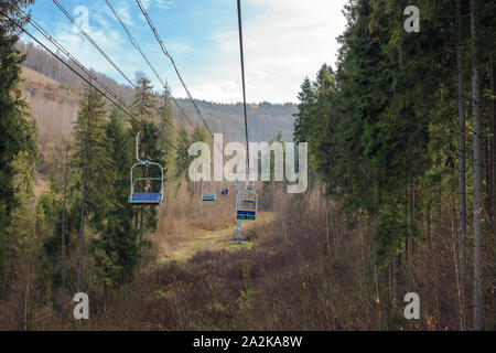 Skole, Ucraina - 03 Novembre 2018: il vecchio skilift viaggio attraverso la foresta di pini Foto Stock