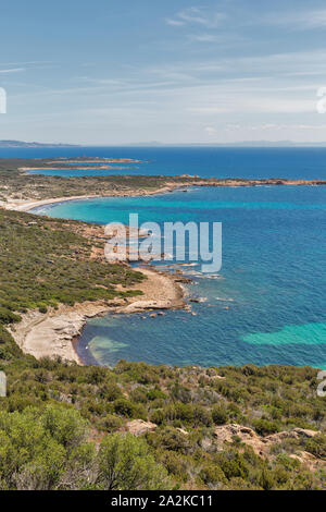 Il paesaggio costiero con le montagne e la spiaggia, Roccapina, Corsica, Francia. Foto Stock
