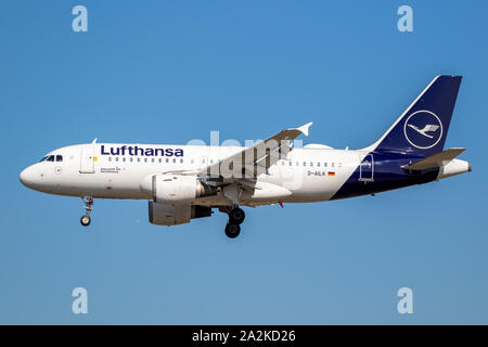 Francoforte, Germania - Sep 11, 2019: Lufthansa Airbus A319 piano passeggeri sbarco sull'aeroporto di Francoforte. Foto Stock