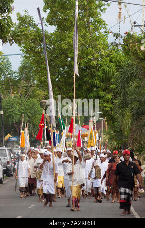 Bali, Indonesia - 2 Febbraio 2012 - Hari Raya Galungan e Umanis Galungan holiday fesival parade - i giorni per festeggiare la vittoria di bontà oltre Foto Stock