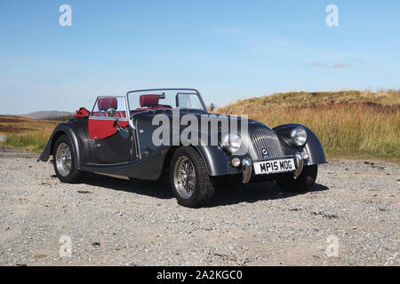 Morgan fatto a mano auto sportiva parcheggiato sulla strada di montagna tra Bala e Llangynog. Settembre 2019 Foto Stock