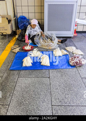 SEPT. 19, 2019-SEOUL, Corea del Sud : un'anziana donna seduta su una pavimentazione stradale di colture di vendita sul lato a piedi a Seul, in Corea del Sud. Foto Stock