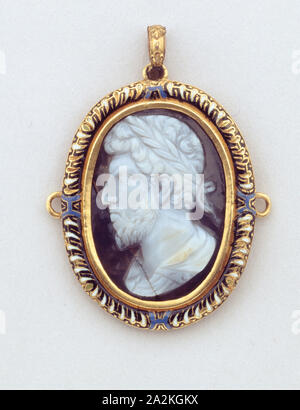 Hat Badge con un cammeo di una testa di laureate, 1550/1600 con successive modifiche, Italiano, Italia settentrionale, Agata, oro e smalto, 4,2 × 3,2 cm (1 3/16 × 1 in Foto Stock