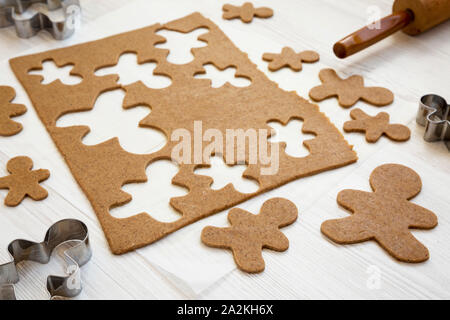 In casa impasto crudo per la produzione di biscotti di Natale su una bianca superficie di legno, vista laterale. Primo piano. Foto Stock