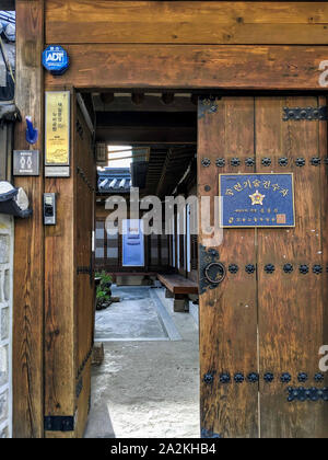Porta in legno di stile Coreano tradizionale villaggio di Seoul, Corea del Sud Foto Stock