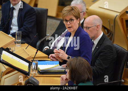 Edinburgh, Regno Unito. 03 ott 2019. Edinburgh, 3 ottobre 2019. Nella foto: Nicola Storione MSP - Primo ministro di Scozia e il Leader del Partito nazionale scozzese (SNP) al parlamento scozzese durante la sessione settimanale di Primi Ministri questioni. Credito: Colin Fisher/Alamy Live News Foto Stock