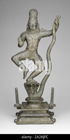 Dio Krishna ballare sulla testa del serpente Kaliya Demon (Kaliyadamana), Vijayanagar periodo, del secolo XIV, India, nello Stato del Tamil Nadu, Tamil Nadu, bronzo, 67,5 × 28,6 × 21,7 cm (26 9/16 × 11 1/4 × 8 9/16 in Foto Stock