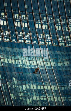 SteepleJacks fissaggio di telai di finestra sui grattacieli di Londra Foto Stock