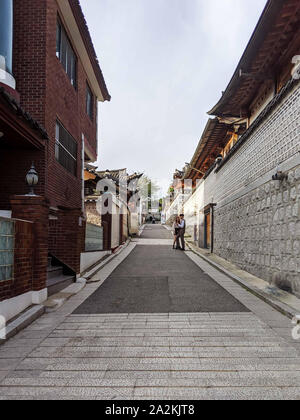 SEPT. 19, 2019-Seoul COREA DEL SUD : Casa Coreana tradizionale e la parete. Una Casa Coreana tradizionale con bellissimi progetti architettonici di Bukchon Hanok Foto Stock