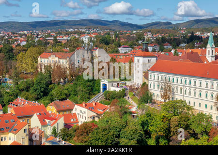 Zagabria città superiore, vista del Gradec. Gric collina con la famosa funicolare di Zagabria e torre Lotrscak. Immagine Foto Stock