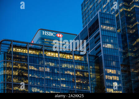 Torre HSBC Canary Wharf - La torre HSBC appare al di sopra degli altri servizi finanziari degli edifici in London Canary Wharf Foto Stock