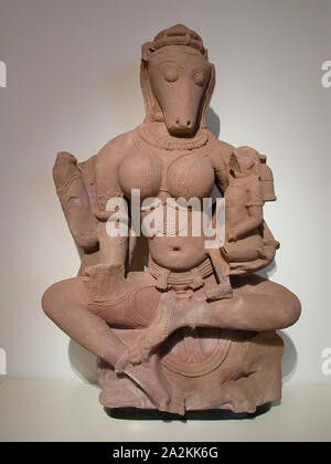 Hayagriva Yogini seduti tenendo un bambino, XI secolo, India, Uttar Pradesh o Madhya Pradesh, India, pietra arenaria beige, 116,2 x 72,4 x 30,5 cm (45 3/4 x 28 1/2 x 12 in.), Guardian Lion, periodo di Angkor, del XII secolo, Cambogia Cambogia, arenaria, 83,9 × 31,8 × 45,8 cm (33 × 12 1/2 × 18 in Foto Stock