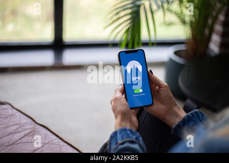 Donna con tablet e app di sicurezza su di esso Foto Stock