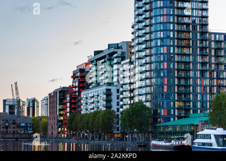 Canary Wharf London - Waterside Buildings Canary Wharf intorno a Millwall Inner Dock Foto Stock