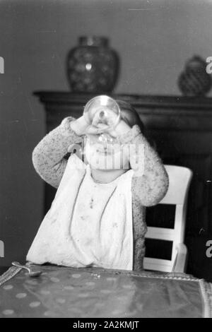 Eine Familie feiert Weihnachten, Deutsches Reich 1930er Jahre. Una famiglia festeggiano il Natale, Germania 1930s. Foto Stock