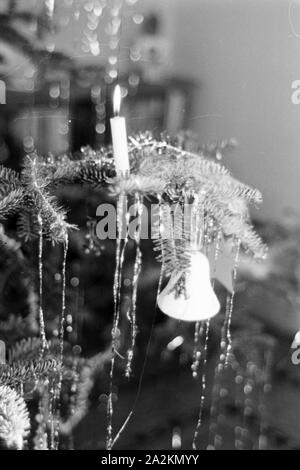 Eine Familie feiert Weihnachten, Deutsches Reich 1930er Jahre. Una famiglia festeggiano il Natale, Germania 1930s. Foto Stock