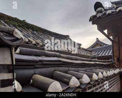 Il coreano tradizionale decor e tetto della casa di villaggio in palazzo. Seoul, Corea del Sud Foto Stock