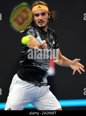 Pechino, Cina. 3° Ott, 2019. Stefanos Tsitsipas della Grecia restituisce un colpo durante gli Uomini Singoli Secondo turno il match contro Nikoloz Basilashvili della Georgia al 2019 China Open Tennis Tournament a Pechino Capitale della Cina, Ottobre 3, 2019. Credito: Li Yibo/Xinhua/Alamy Live News Foto Stock