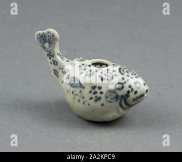 Acqua in miniatura Dropper in forma di Blowfish, fine XV/inizio del XVI secolo, Vietnam, vicino a Hoi An, Offshore, Vietnam, smaltato porcellanato con blu cobalto underglaze, 5,5 × 8,3 × 3,8 cm (2 1/8 × 3 1/4 x 1 1/2 in Foto Stock