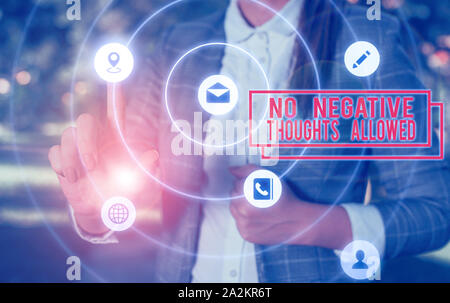 La grafia la scrittura di testo senza pensieri negativi ammessi. Foto concettuale sempre positivo motivato ispirato buone vibes Foto Stock