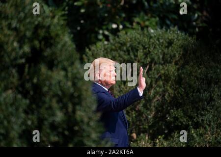 Washington, Stati Uniti d'America. 02 ottobre, 2019. U.S presidente Donald Trump onde al Presidente finlandese Sauli Niinisto come egli offerte lui addio alla partenza a sud Portico della Casa Bianca il 2 ottobre 2019 a Washington, DC. Credito: Joyce Boghosian/White House foto/Alamy Live News Foto Stock