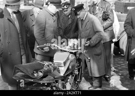 Mit dem Neuen Auto zum Kraftverkehrsamt, Deutschland 1930er Jahre. Con la nuova vettura al registro, Germania 1930s. Foto Stock